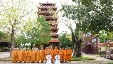 Chụp ảnh lưu niệm tại tổ đình Minh Đăng Quang
