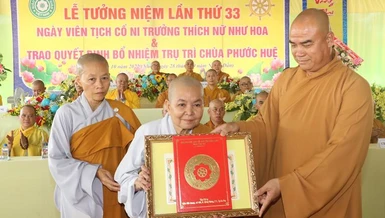 Thượng tọa Thích Tĩnh Triệt, Phó ban Thường trực Ban Trị sự GHPGVN tỉnh Đồng Tháp trao quyết định bổ nhiệm trụ trì chùa Phước Huệ đến Ni sư Thích nữ Như Huệ