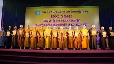 Hòa thượng Thích Bảo Nghiêm trao quyết định chuẩn y nhân sự đến thành viên các ban chuyên môn