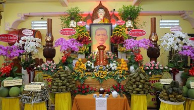 Di ảnh, long vị cố Hòa thượng Thích Từ Hạnh tại giảng đường chùa Hòa Khánh