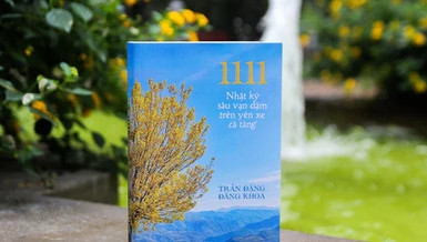 Cuốn sách “1111 - Nhật ký sáu vạn dặm trên yên xe cà tàng” do NXB Trẻ ấn hành - Ảnh: NVCC