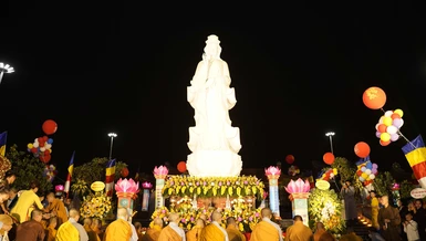 Tôn tượng Quán Thế Âm Bồ-tát lộ thiên tại chùa Bầu, cao 7m bằng đá cẩm thạch