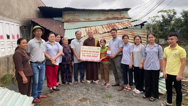 Chùa Kim Sơn và Đội Tình nguyện viên máu sống Gia đình Phật tử Đà Nẵng hỗ trợ xây nhà tình nghĩa