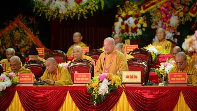 Hoà thượng Thích Thiện Nhơn lấy biểu quyết trước Đại hội và thống nhất thông qua Hiến chương sửa đổi lần thứ 7