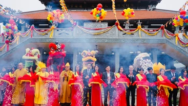 Cắt băng khánh thành ngôi Tam bảo chùa Kim Chi