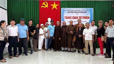 Ban Trị sự GHPGVN quận 6 cùng các chùa tặng quà từ thiện tại Quảng Ngãi