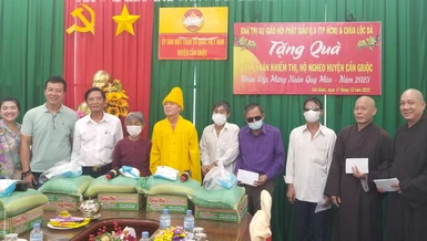 Chùa Lộc Dã trao quà Tết đến người khiếm thị tại huyện Cần Giuộc (Long An)