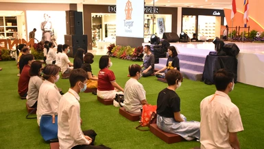 Các bạn trẻ thực hành thiền chánh niệm