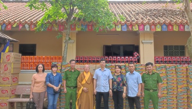 Tổ đình Hội Sơn trao tặng gần 1.000 phần nhân dịp năm mới 2023