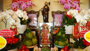 Di ảnh cố Hòa thượng Thích Thiên Hương (bên phải) tại tổ đường tịnh xá Đại Giác