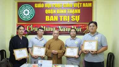 Thượng tọa Thích Tâm Chơn trao tặng Giấy khen đến các các nhân xuất sắc của Ban Thông tin - Truyền thông Phật giáo quận Bình Thạnh