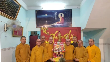 Chư tôn đức Thường trực Ban Trị sự GHPGVN quận Tân Bình dâng quà chúc Tết Hòa thượng Thích Như Tín