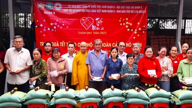 Thượng tọa Thích Thiện Quý, trụ trì chùa Liên Hoa trao quà đến bà con có hoàn cảnh khó khăn