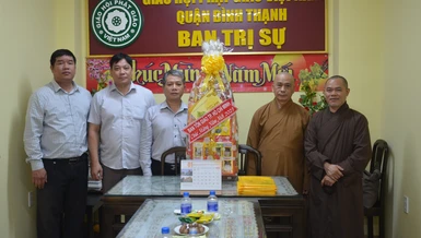 Đại diện Ban Tôn giáo TP.HCM cùng các cán bộ đoàn chúc Tết Ban Trị sự GHPGVN quận Bình Thạnh
