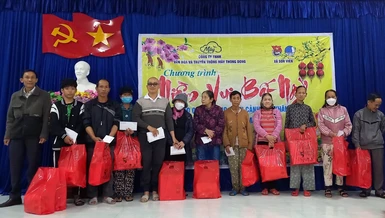 Trao quà tại hội trường UBND xã Sơn Viên
