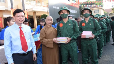 Thượng tọa Thích Tâm Chơn trao quà đến các thanh niên lên đường nhập ngũ