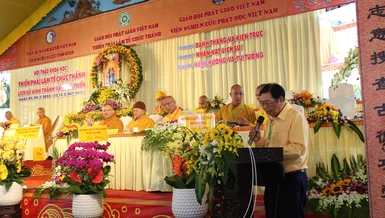 Tác giả Nguyên Cẩn trình bày đề tài “Sự phát triển của dòng thiền Chúc Thánh ở Sài Gòn – Gia Định và tổ đình Giác Nguyên”