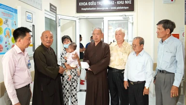 Chư tôn đức trao quà đến gia đình bệnh nhi