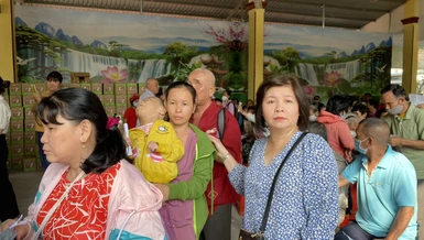 Chùa Long Quang trao quà đến người khuyết tật và neo đơn