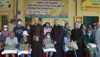 Phân ban Từ thiện xã hội Giáo dục T.Ư trao quà đến bệnh nhân nghèo tại phòng khám chùa Từ Hạnh
