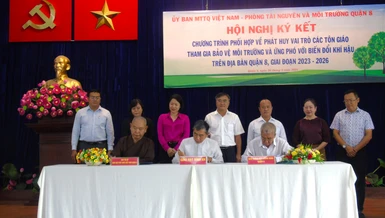 Thượng tọa Thích Huệ Công thay mặt chư Tăng Ni trên địa bàn Q.8 ký kết chương trình phối hợp bảo vệ môi trường, ứng phó với biến đổi khí hậu giai đoạn 2023 - 2026