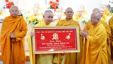 Hòa thượng Thích Thiện Minh tặng khánh vàng chúc mừng Hòa thượng Thích Hoằng Tri được tấn phong giáo phẩm