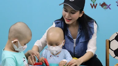 Quỳnh Lê luôn đội nón khi đến với các bệnh nhi vì nhiều lần, khi thấy mái tóc dài của Quỳnh, các bé cứ nhìn chằm chằm ước ao, làm Quỳnh luôn không cầm được nước mắt