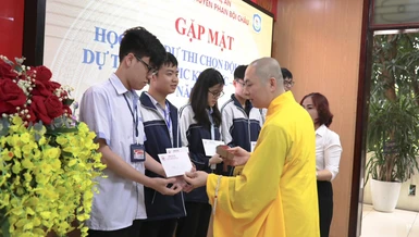 Nghệ An: Chùa Cổ Am trao quà cho học sinh dự thi Olympic quốc tế