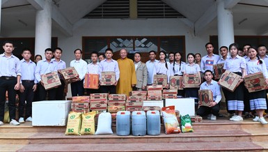 Ban Trị sự GHPGVN tỉnh Thanh Hóa tặng quà các em học sinh tại Lào