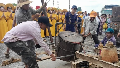 Các nghệ nhân đến từ Thừa Thiên Huế rót đồng đúc đại hồng chung chùa Non Nước