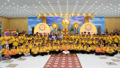 Các thành viên Câu lạc bộ Thanh thiếu niên Phật tử Đại Bi Tâm chụp ảnh lưu niệm 