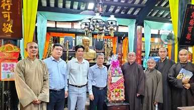 Đoàn Ban Tôn giáo TP.HCM tặng quà chúc mừng Phật đản đến Ban Trị sự GHPGVN Q.Tân Bình