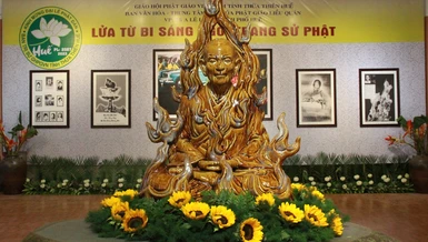 Tôn tượng Bồ-tát Thích Quảng Đức được các nghệ nhân gốm Bát Tràng chế tác 