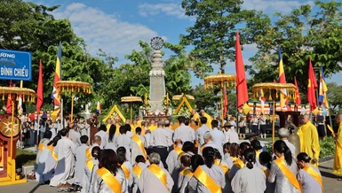 Thành kính tưởng niệm chư anh linh tại Đài Thánh tử đạo (TP.Huế)