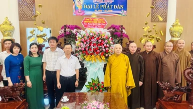 Tặng hoa chúc mừng Phật đản đến Ban Trị sự GHPGVN tỉnh Kon Tum