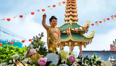 Tôn tượng Đức Phật sơ sinh bảo tướng được tôn trí tại tổ đình Vạn Đức