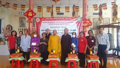 Phật giáo Q.8 tặng quà người nghèo nhân mùa Phật đản