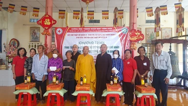 Phật giáo Q.8 tặng quà người nghèo nhân mùa Phật đản