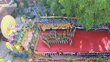 Đoàn thiếu nữ Gia đình Phật tử dâng hoa cúng dường kết thành hình chữ Phật để dâng lên Đức Từ phụ nhân ngày Khánh đản