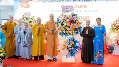 Thượng tọa Thích Tâm Đức và lãnh đạo Ban Trị sự GHPGVN tỉnh tặng hoa chúc mừng nhân lễ khánh thành Trường Mầm non Búp Sen Hồng - Chùa Hồi Long