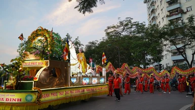 Hơn 2000 tín đồ Phật tử hân hoan rước Phật