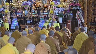 Trưởng lão Hòa thượng Thích Như Tín, Tuyên Luật sư kiêm Thiền chủ hạ trường chùa Báo Ân sách tấn hành giả an cư