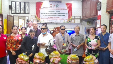 Chùa Lộc Dã (Q.8) trao quà đến người khiếm thị 