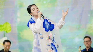 Ca sĩ Phạm Thu Hà biểu diễn trong đêm nhạc “Em hồn nhiên rồi em sẽ bình minh”