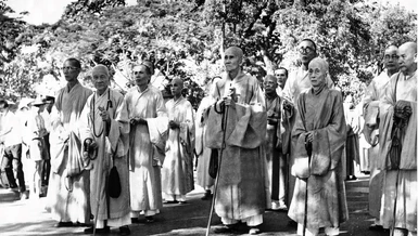 Chư vị Trưởng lão, Hòa thượng và Thượng tọa tại cố đô Huế đến Tòa Tỉnh trưởng Thừa Thiên phản đối lệnh triệt hạ cờ Phật giáo trong mùa Phật đản Phật lịch 2507 (1963) - Ảnh tư liệu