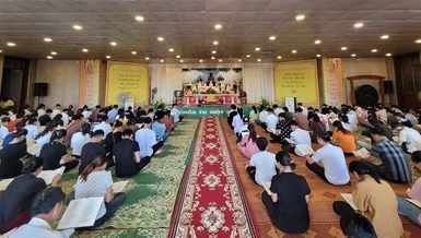 Các em học sinh vân tập tại chánh điện chùa Đại Tuệ tụng kinh