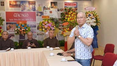 Tác giả trong buổi họp mặt kỷ niệm 98 năm Ngày Báo chí Cách mạng VN (21-6) tại tòa soạn Báo Giác Ngộ - Ảnh: Bảo Toàn