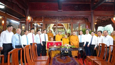 Phái đoàn lãnh đạo tỉnh Đồng Nai dâng khánh vàng kính mừng bách tuế Trưởng lão Hòa thượng Thích Thanh Từ