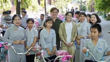 Nghệ sĩ Đại Nghĩa, Huỳnh Lập trao xe đạp đến các em