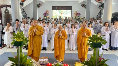 Chư Tăng, Phật tử tịnh xá Trung Tâm cúng dường trường hạ chùa Bạch Vân (Bến Tre)